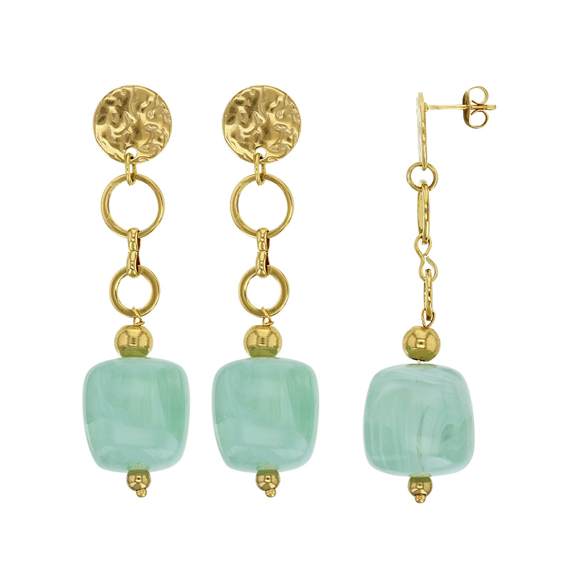 Pendants en cubes de résine verte orné d'un rond martelé 2 cercles, 1 boule en acier doré