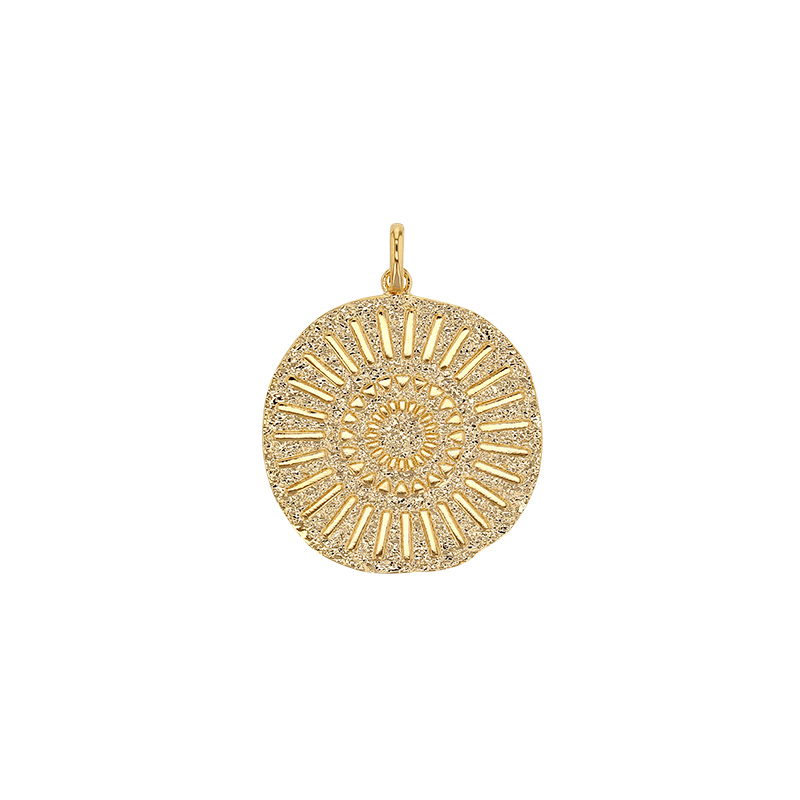 Pendentif rond martelé motif soleil en plaqué or