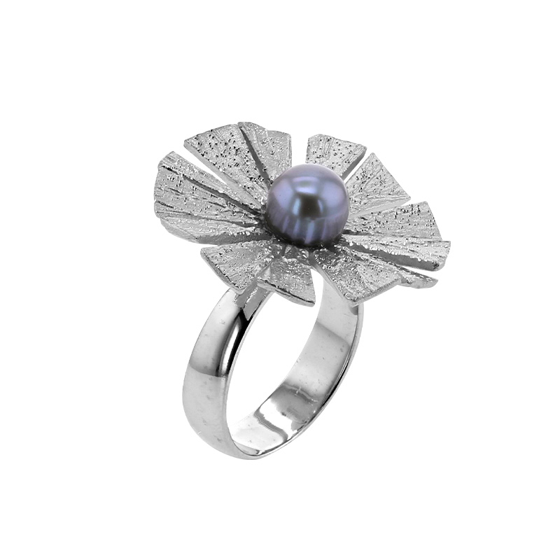 Bague fleur aspect ciselé ornée d'une perle de culture d'eau douce, argent 925/1000 rhodié