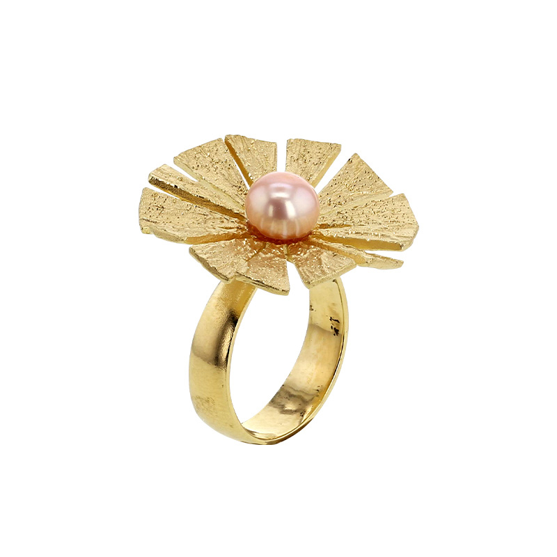 Bague fleur aspect ciselé ornée d'une perle de culture d'eau douce, argent 925/1000 rhodié