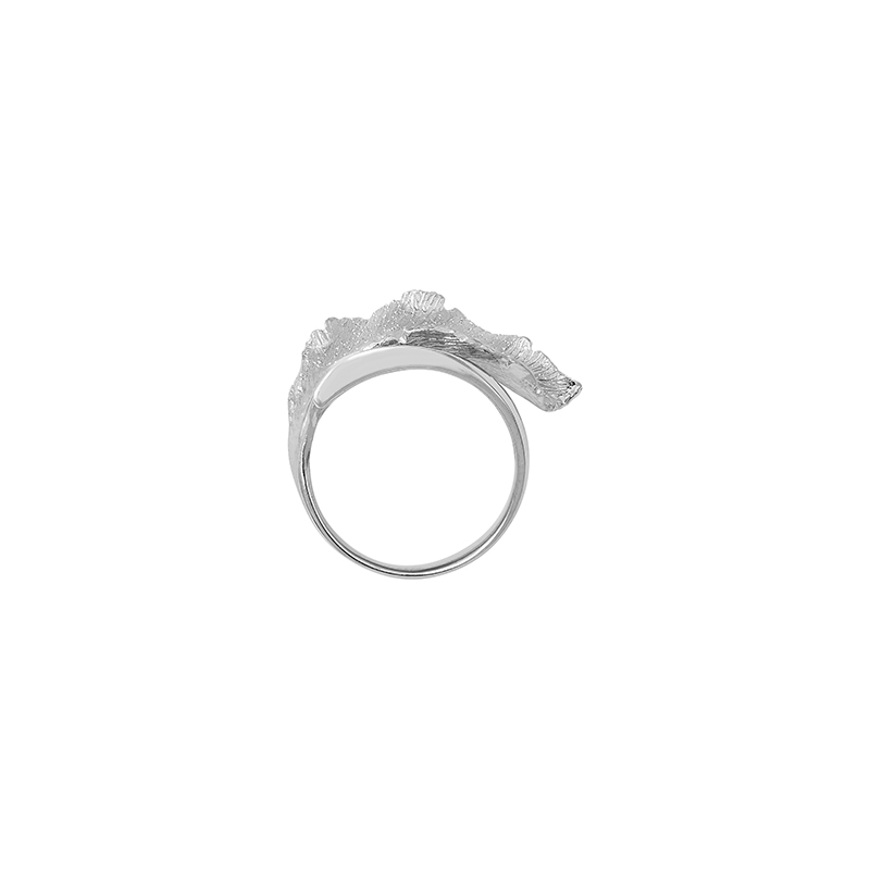 Bague ouverte ornée d'une feuille, argent 925/1000 platiné