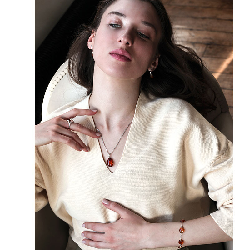 Pendentif Ambre en forme de goutte et bélière argent 925/1000