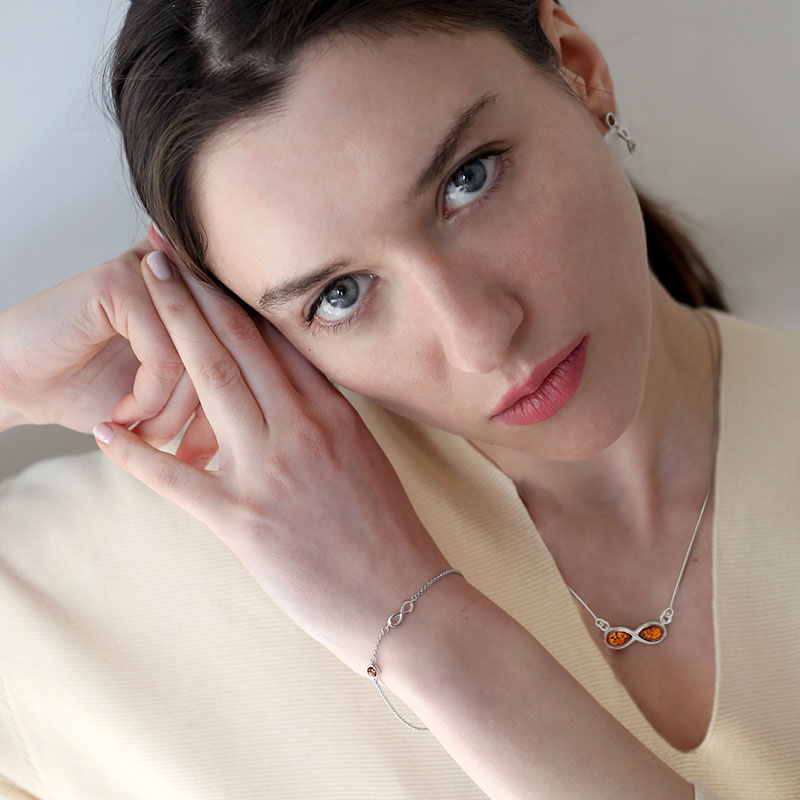 Collier infini en argent 925/1000 rhodié orné d'ambre cognac