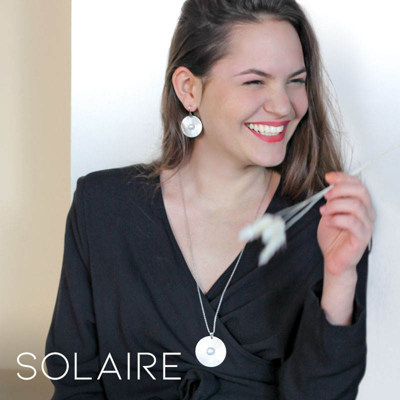 Sautoir SOLAIRE en argent 925/1000 rhodié rond avec perle synthétique centrale