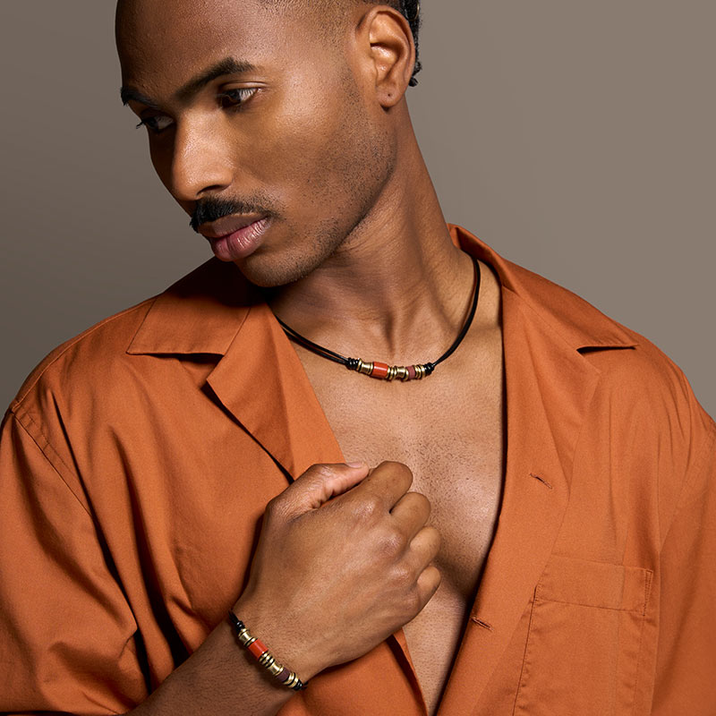 Collier 2 rangs cuir de bovin et acier noir orné d'un jaspe rouge