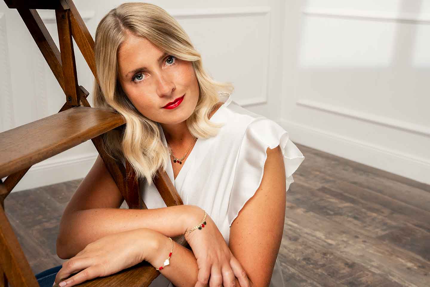 Bracelet en argent 925/1000 doré motif coeur et pierres synthétiques facettées rouges