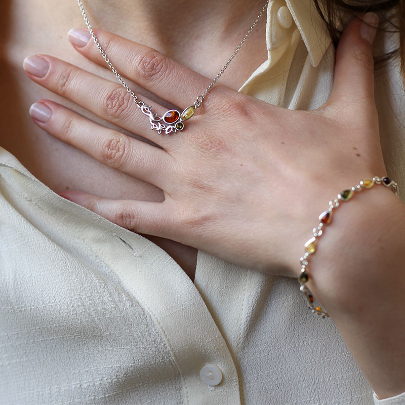 Bracelet ambre et argent 925/1000 avec des petites pierres en forme de goutte