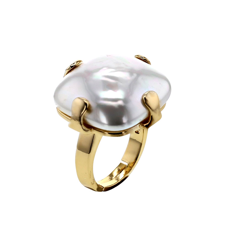 Bague réglable carré sertie 4 griffes perle de Majorque blanc nacré, laiton doré