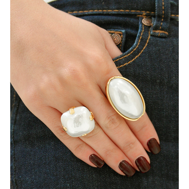 Bague réglable carré sertie 4 griffes perle de Majorque blanc nacré, laiton doré