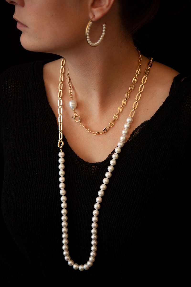 Sautoir en maille figaro alternée orné de perles de Majorque blanches