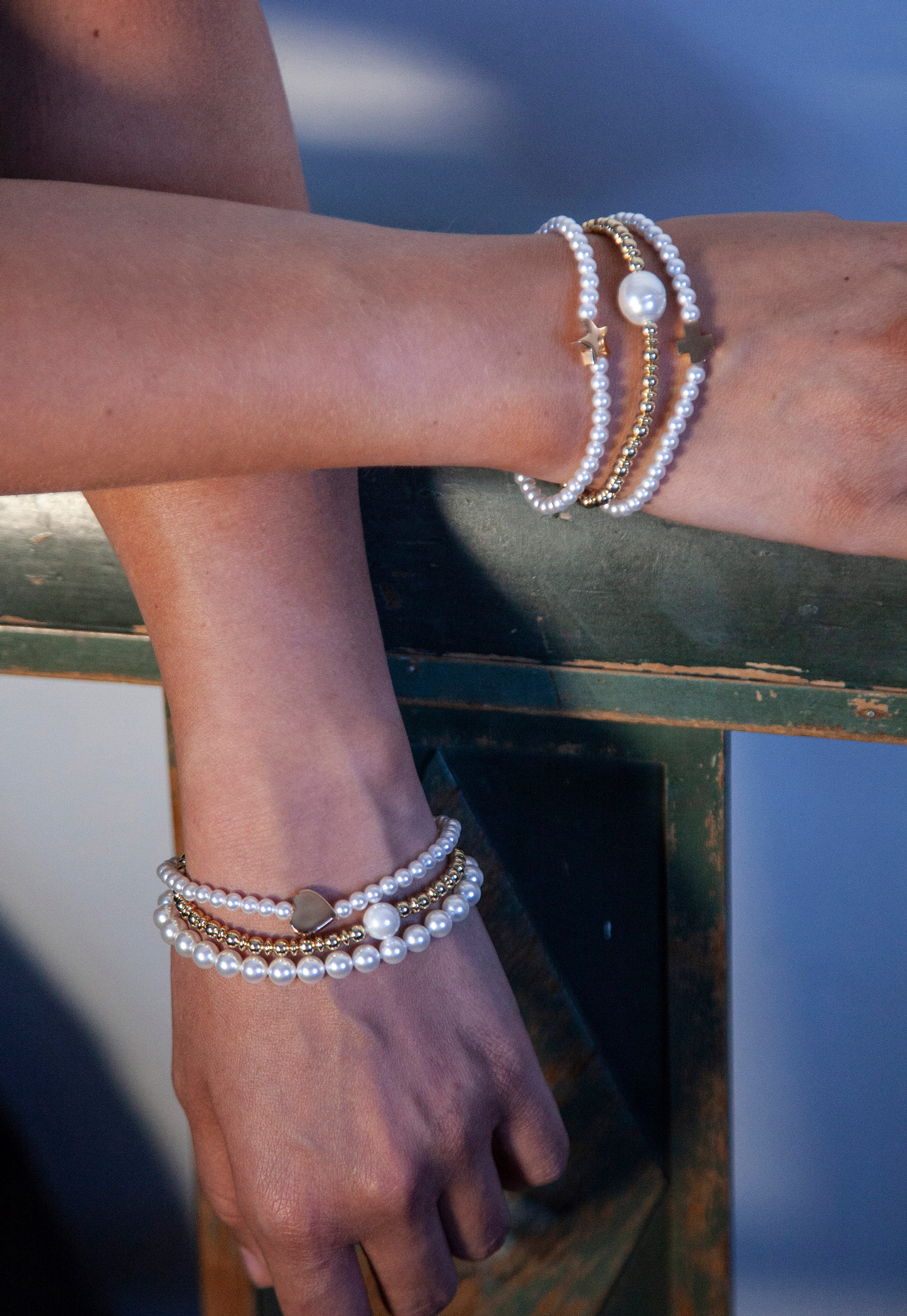 Bracelet élastique perles laiton doré et perle de Majorque blanche
