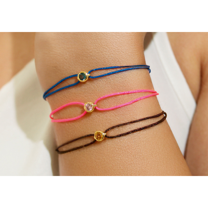 Bracelet réglable topaze london blue sertie clos, cordon nylon bleu roi, Or 375/1000