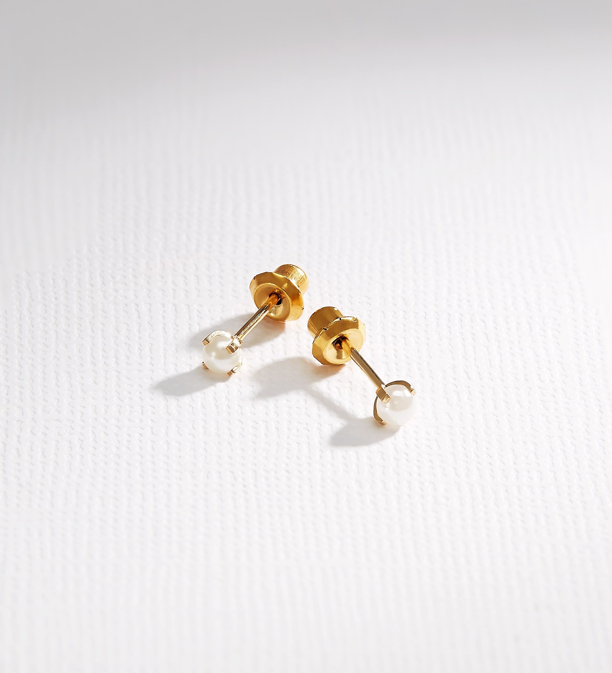 Perçage d'oreilles Inverness en acier doré à l'or fin orné d'une perle synthétique 4mm