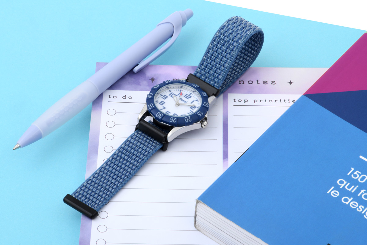 Montre pour enfant, boîtier métal et bracelet tissu velcro bleu, mvt PC21S