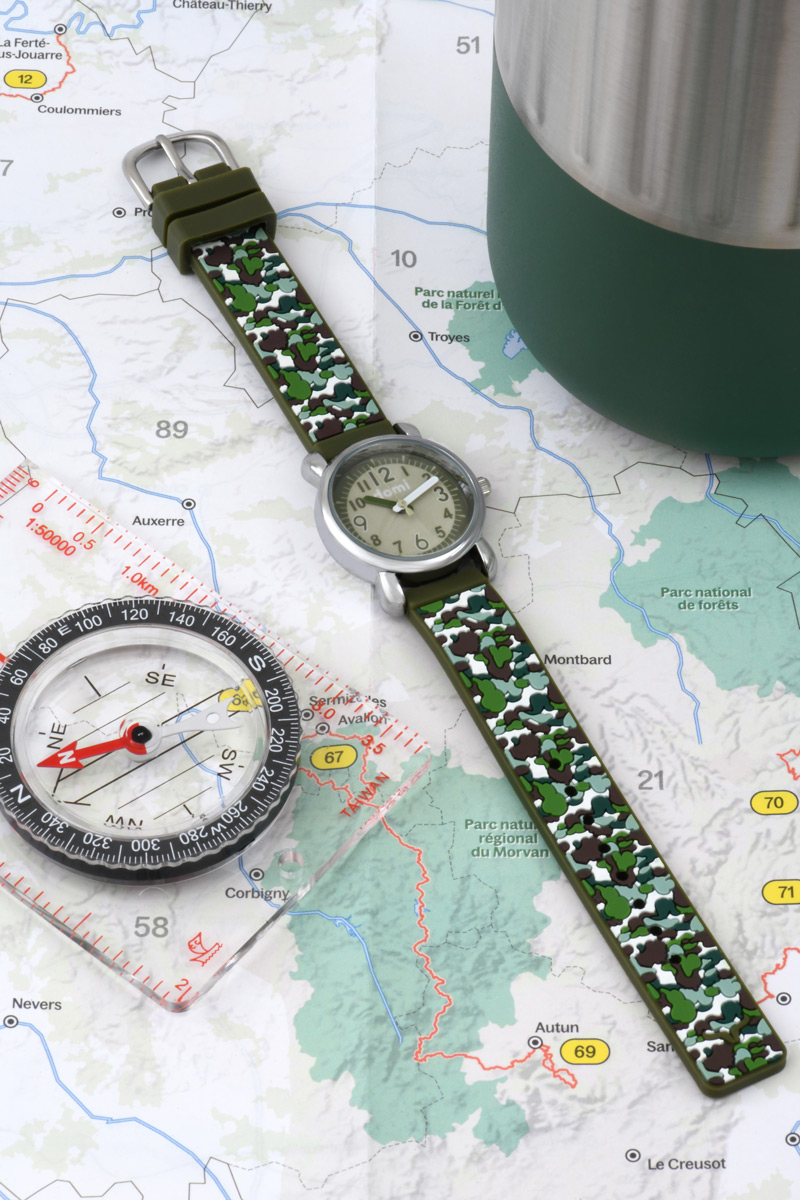 Montre pour enfant motifs camouflage boîtier métal et bracelet plastique vert, mvt PC21