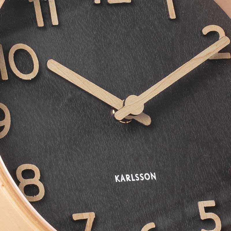 Horloge de table ronde en bois clair, cadran noir aiguilles bois
