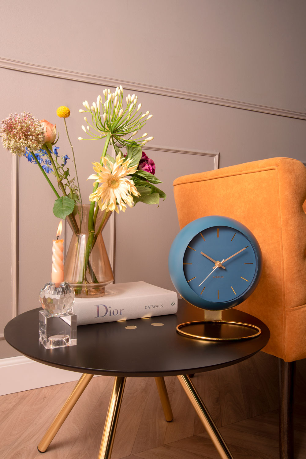 Horloge en forme de globe noir à poser, pied métal doré
