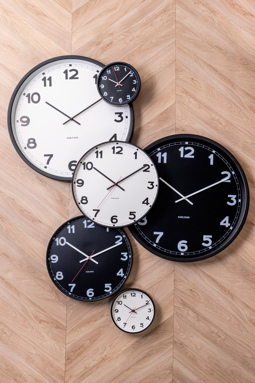 Horloge murale petit modèle métal, cadran blanc, aiguilles noires