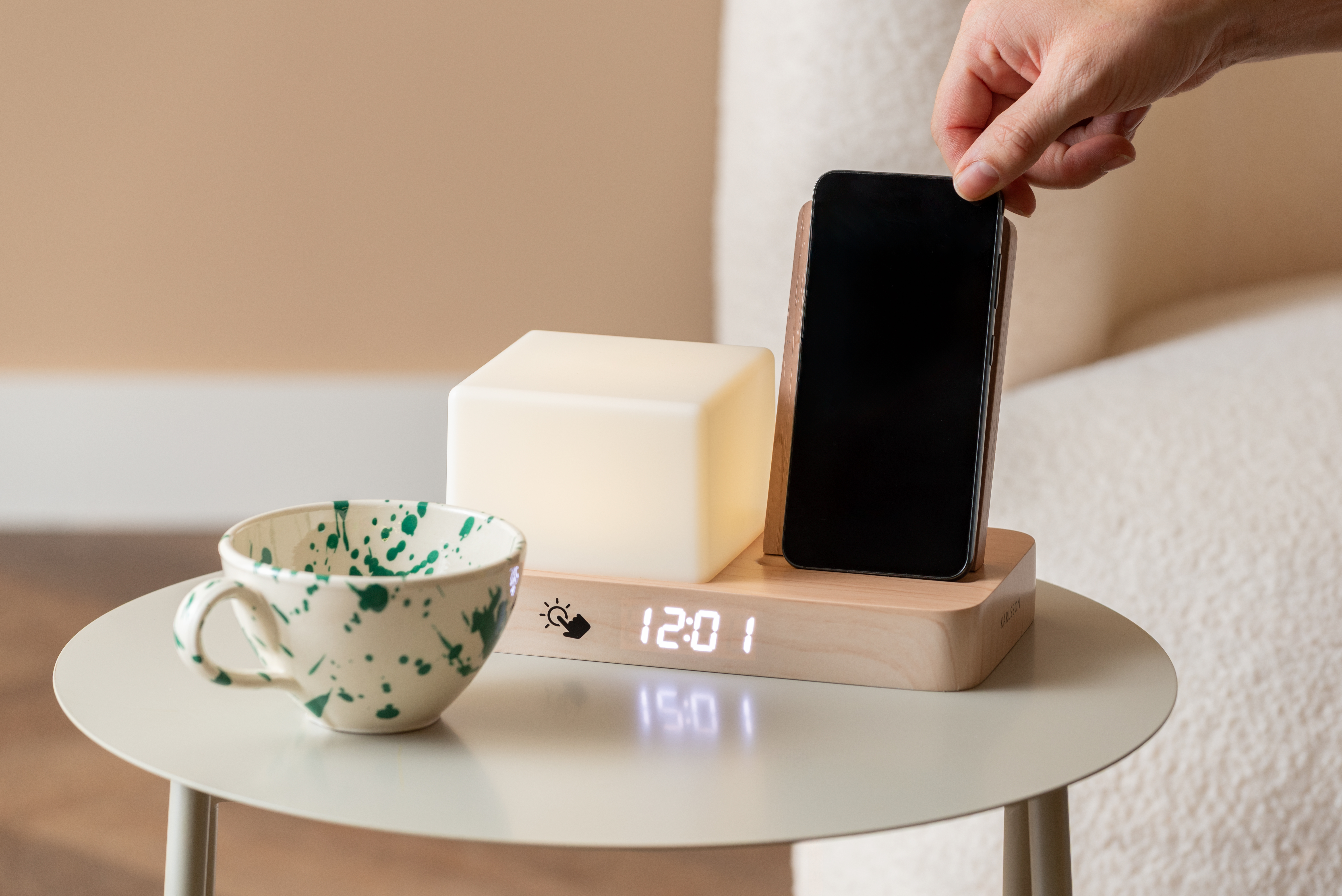Réveil « rétro » en MDF blanc avec veilleuse LED cube et chargeur sans fil