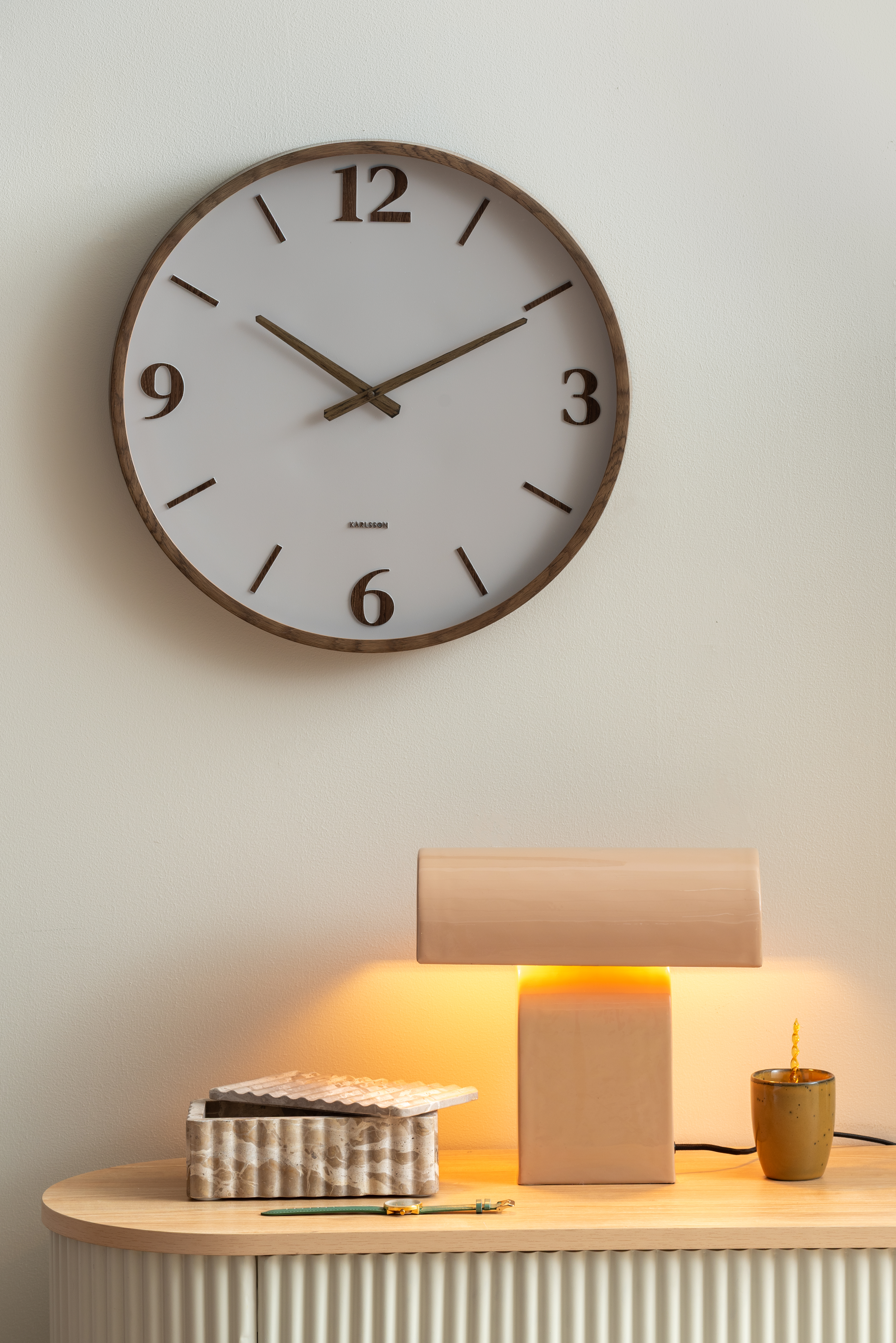 Horloge murale couleur bois et cadran vert pâle