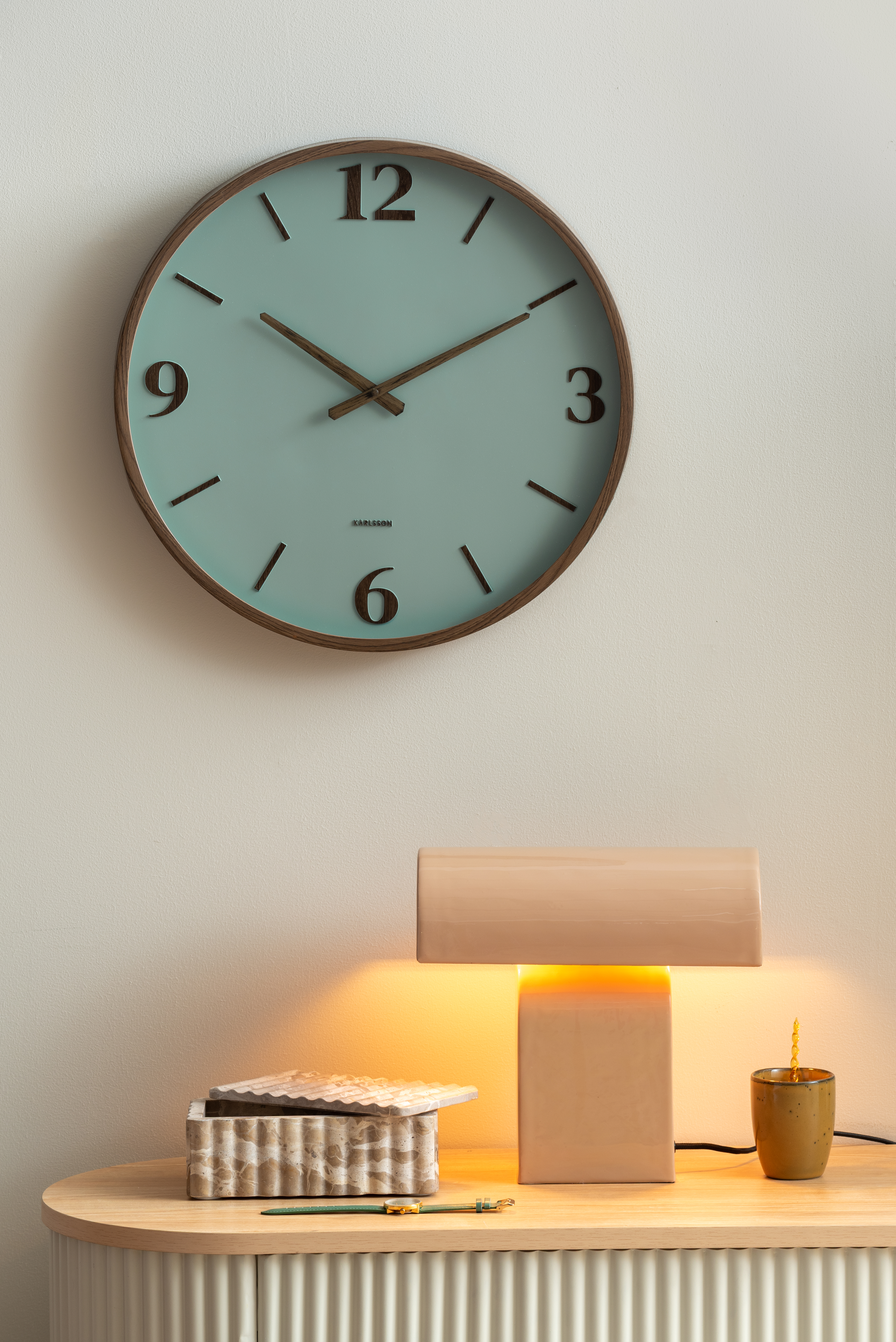 Horloge murale couleur bois et cadran vert pâle