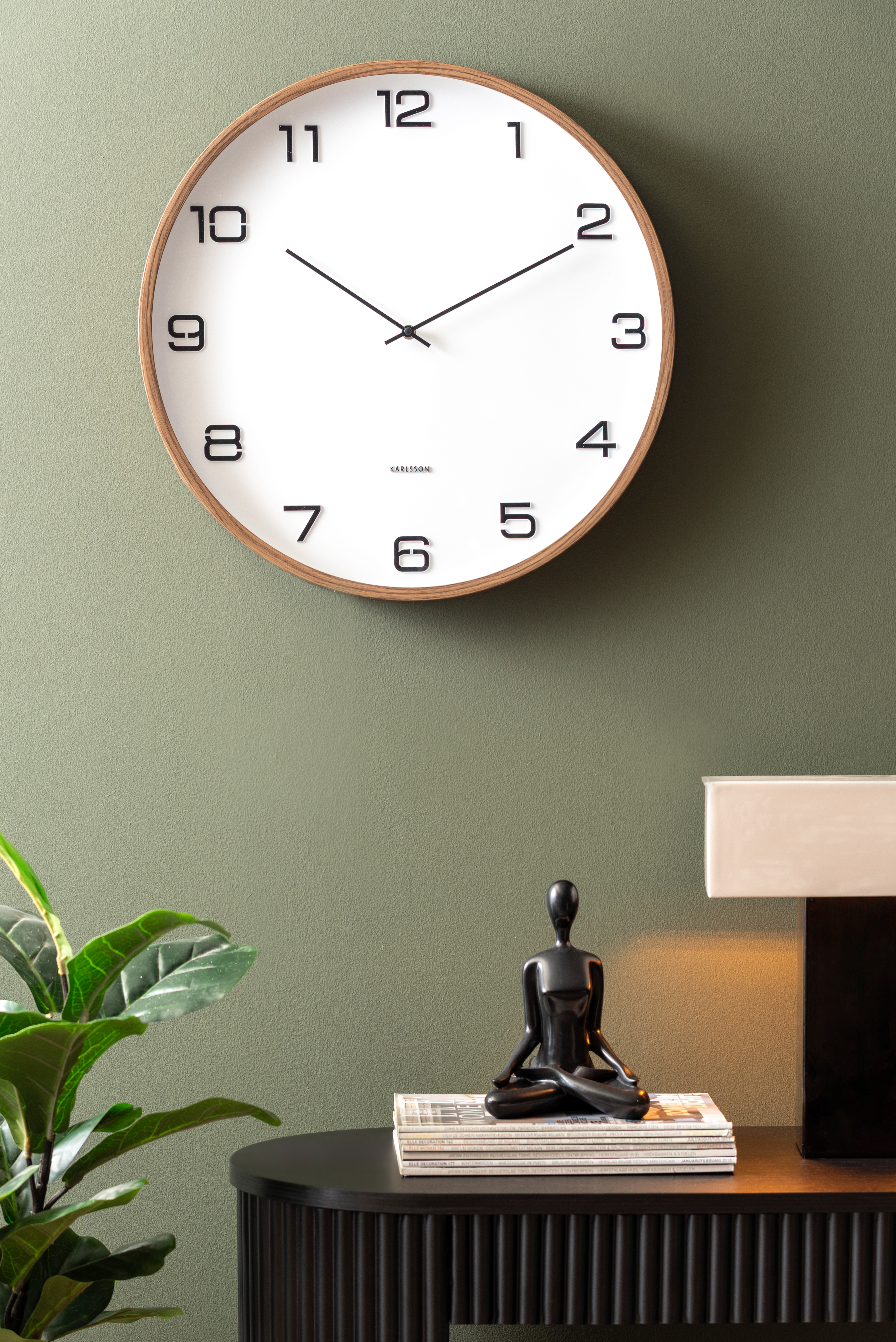 Horloge murale couleur bois foncé et cadran blanc