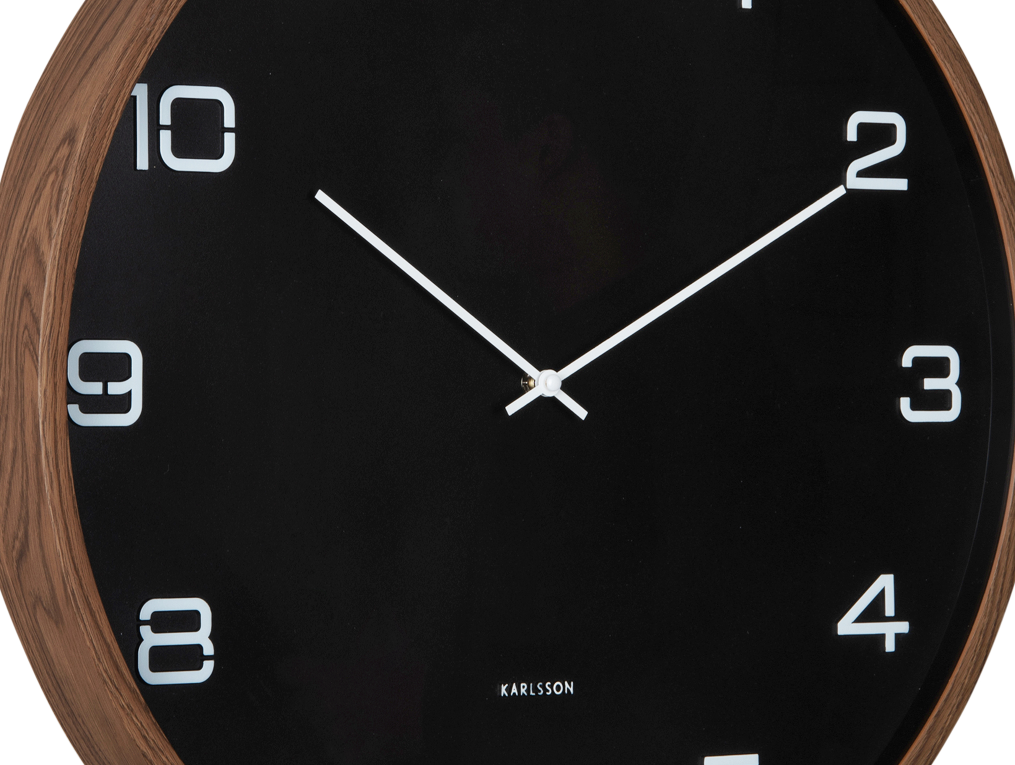 Horloge murale couleur bois foncé et cadran blanc