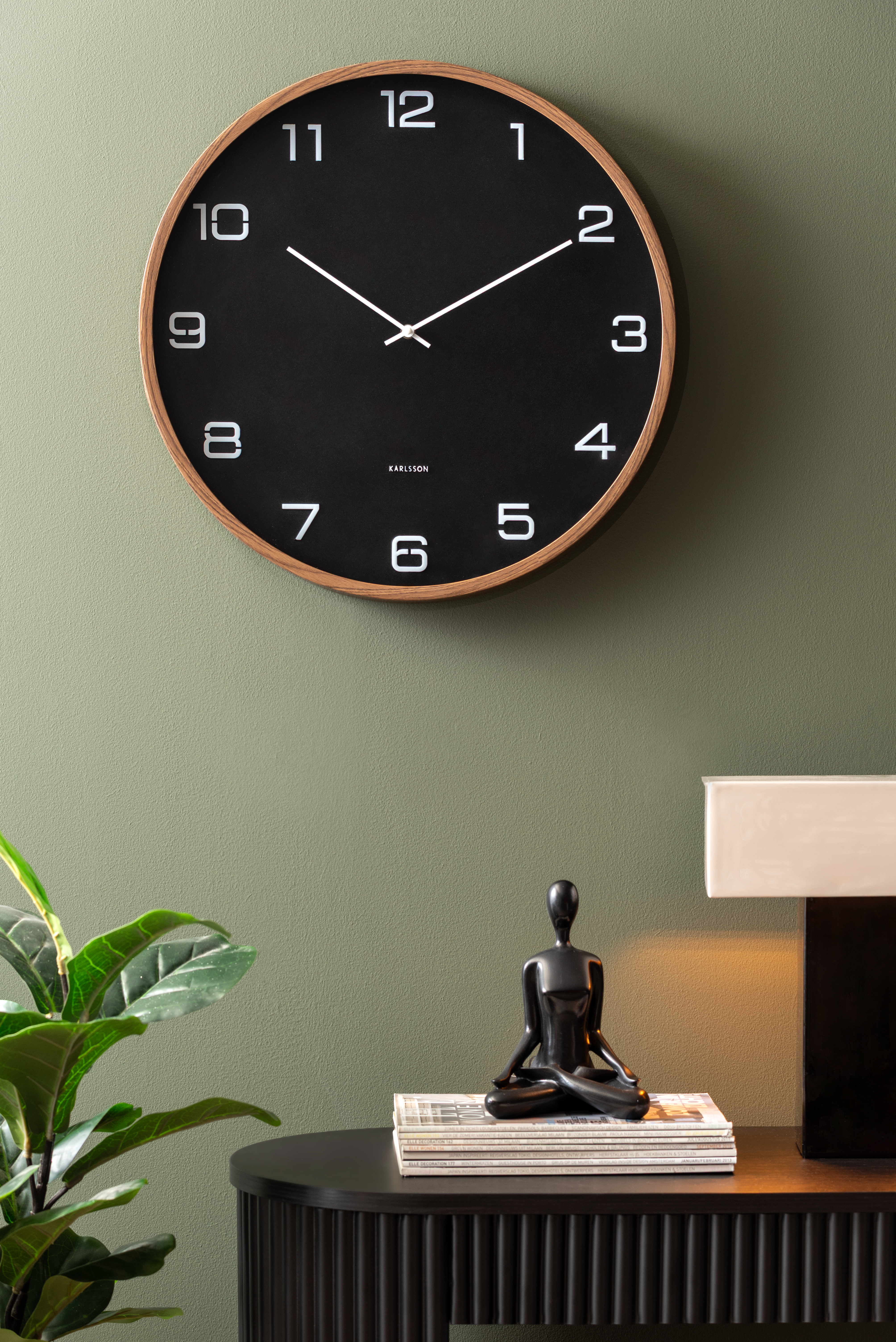 Horloge murale couleur bois foncé et cadran blanc