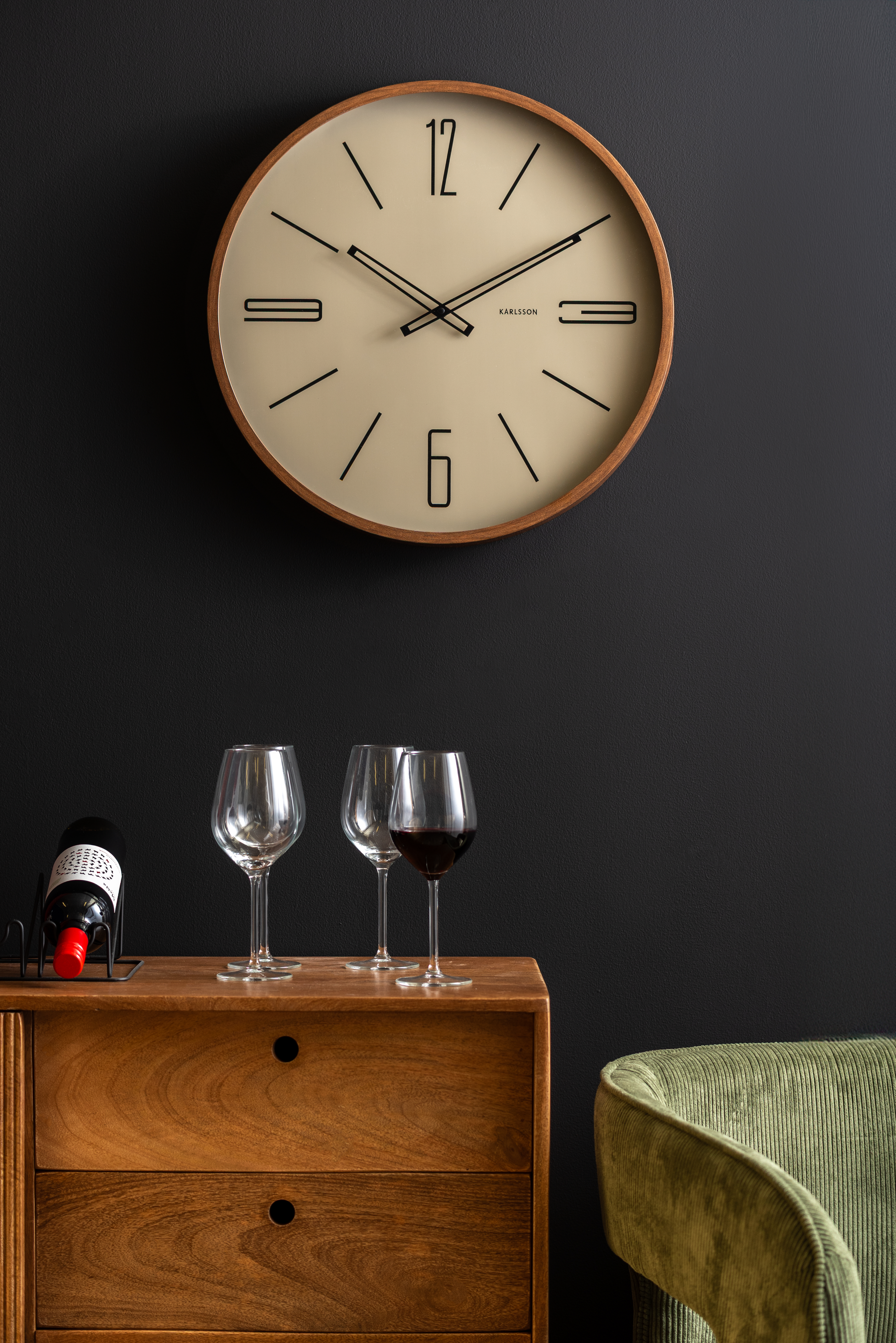 Horloge murale couleur bois foncé et cadran vert jungle