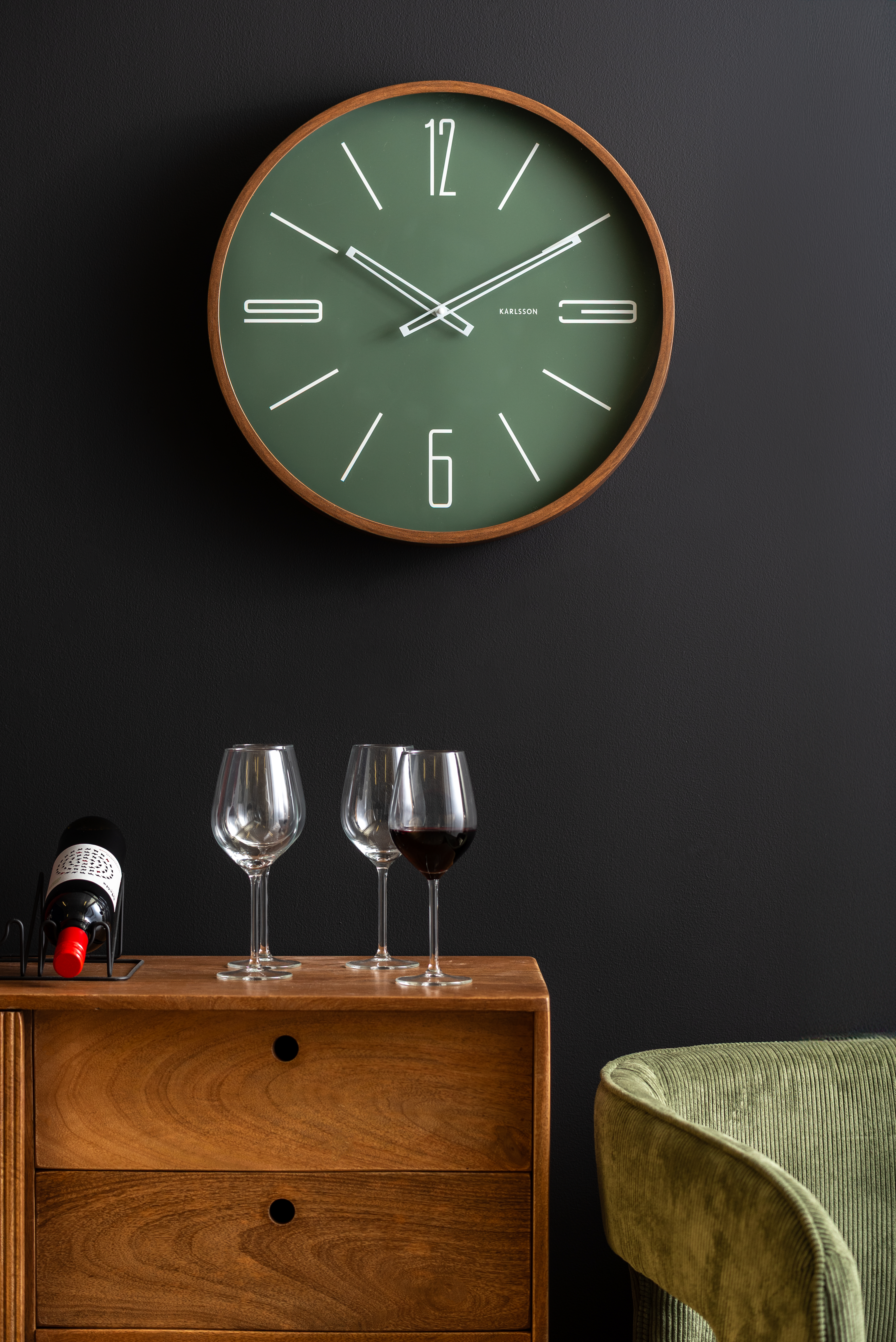 Horloge murale couleur bois foncé et cadran vert jungle