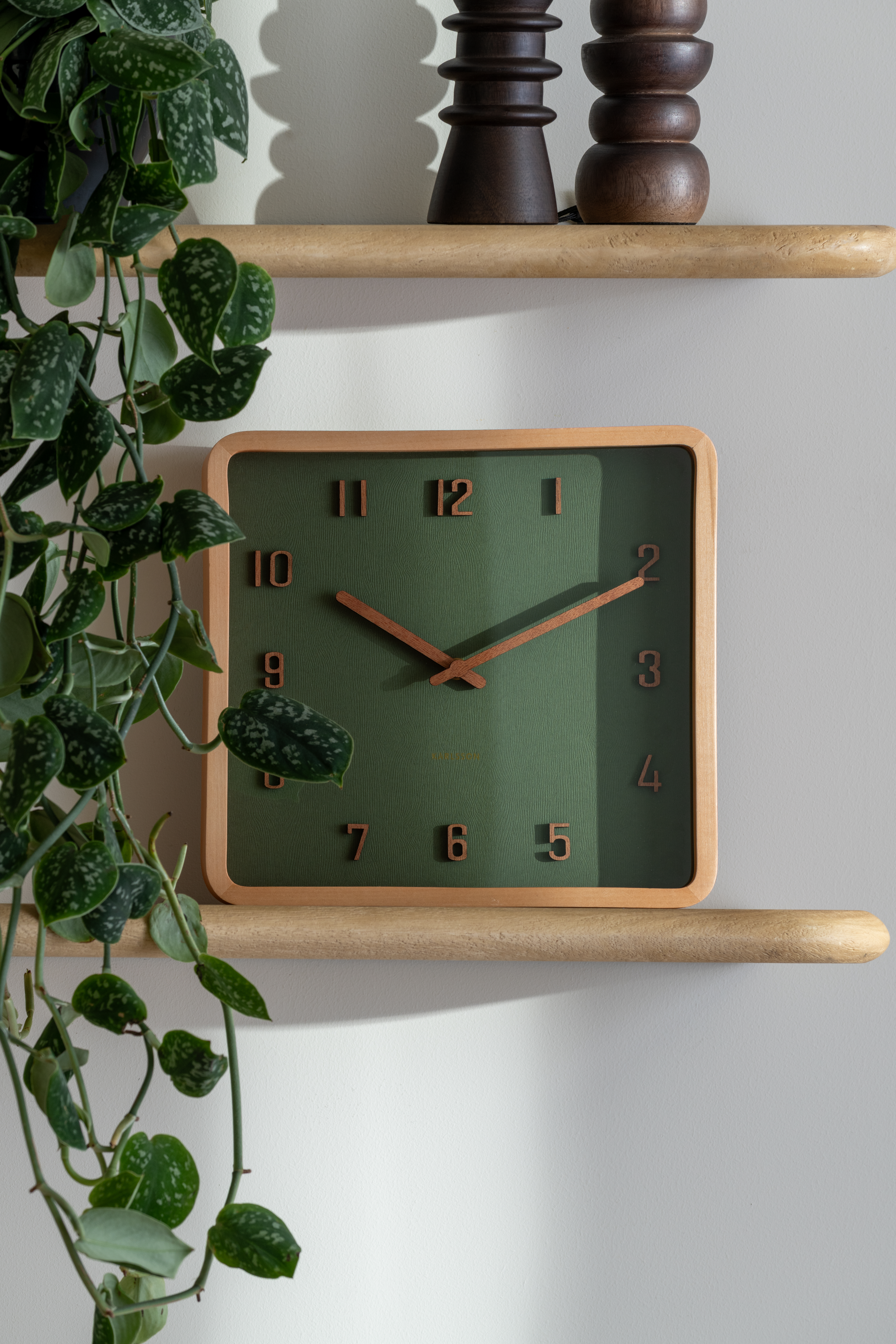 Horloge murale/table carré en noir et bois de tilleul naturel, chiffres en relief