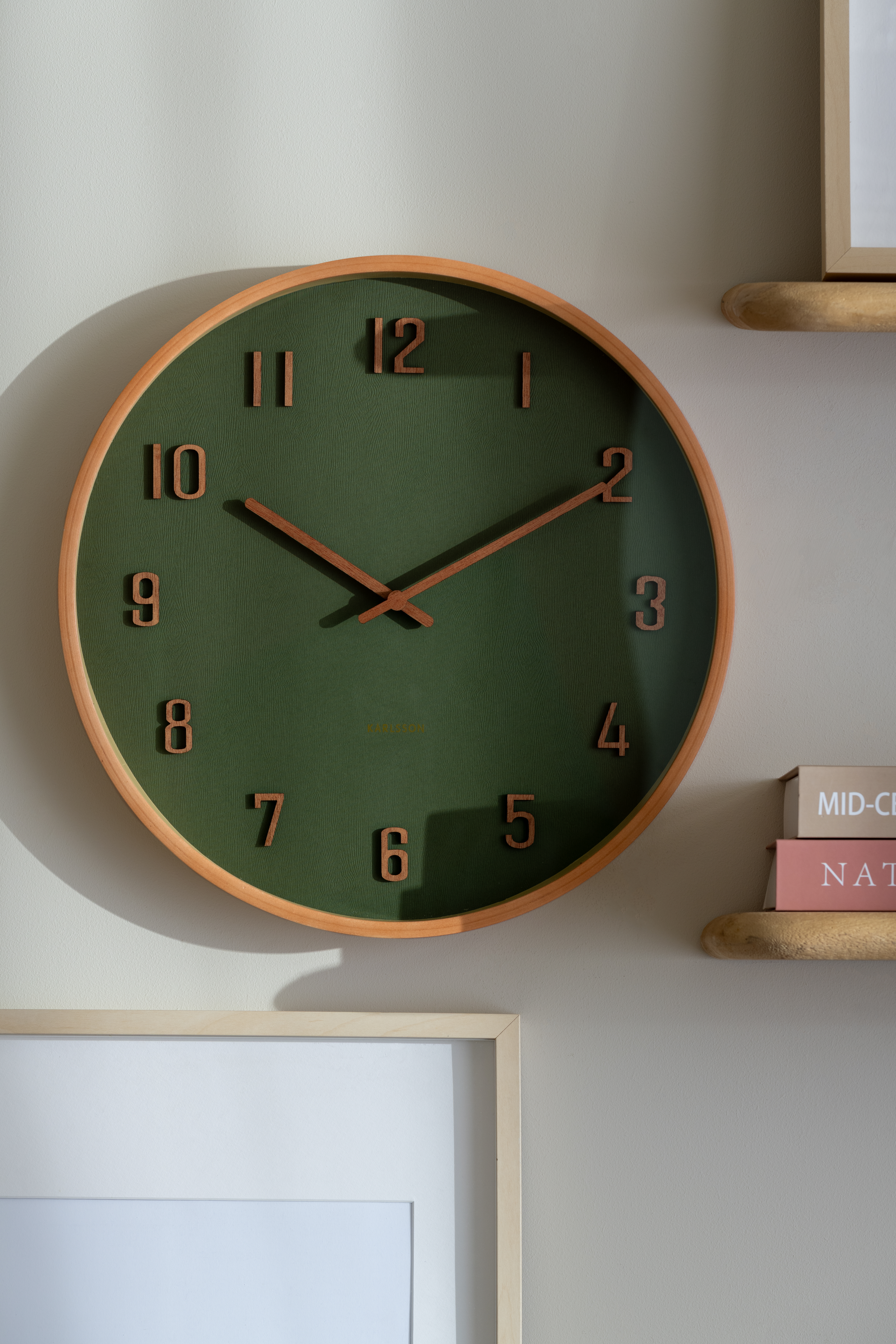 Horloge murale ronde en noir et bois de tilleul naturel, chiffres en relief