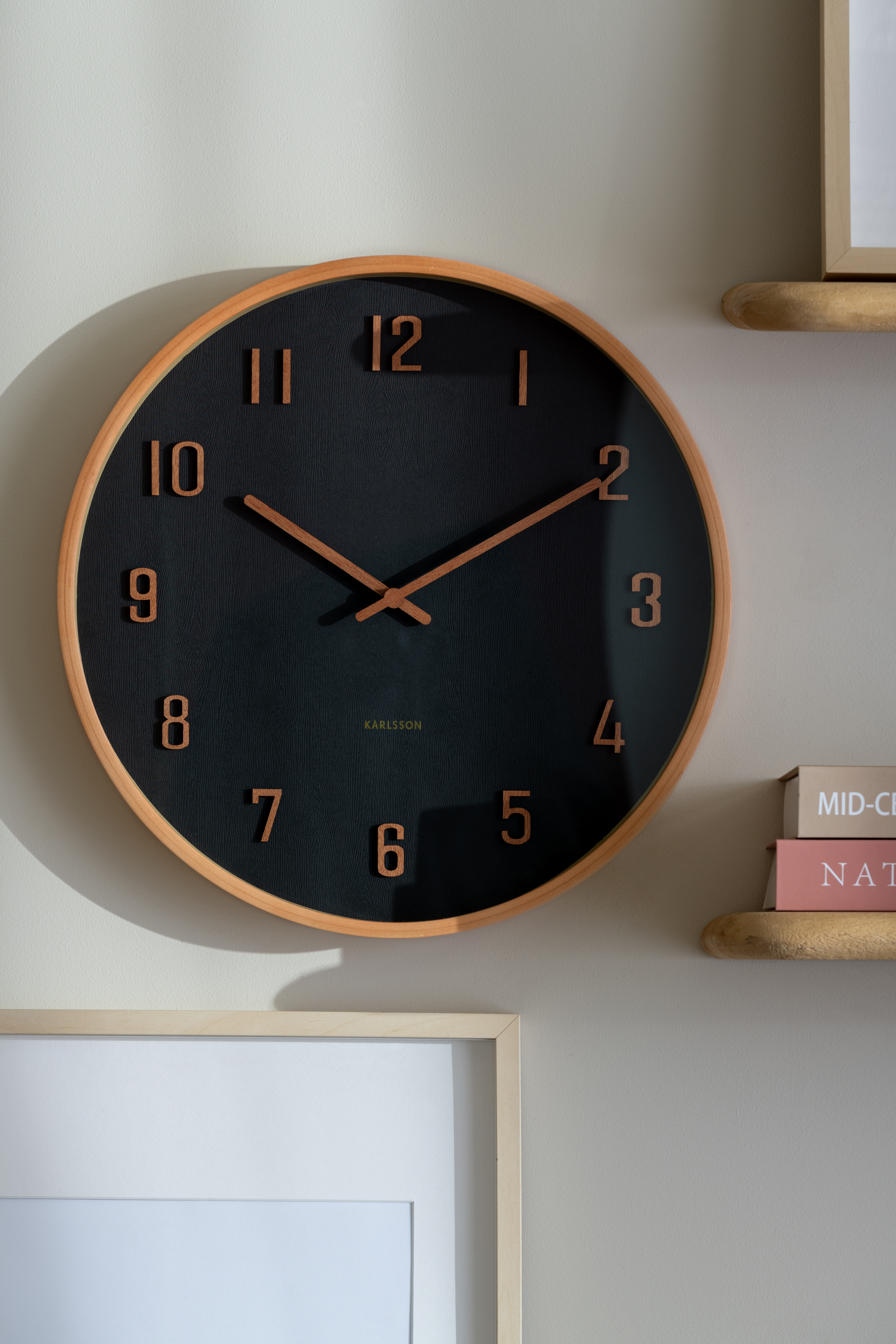 Horloge murale ronde en noir et bois de tilleul naturel, chiffres en relief