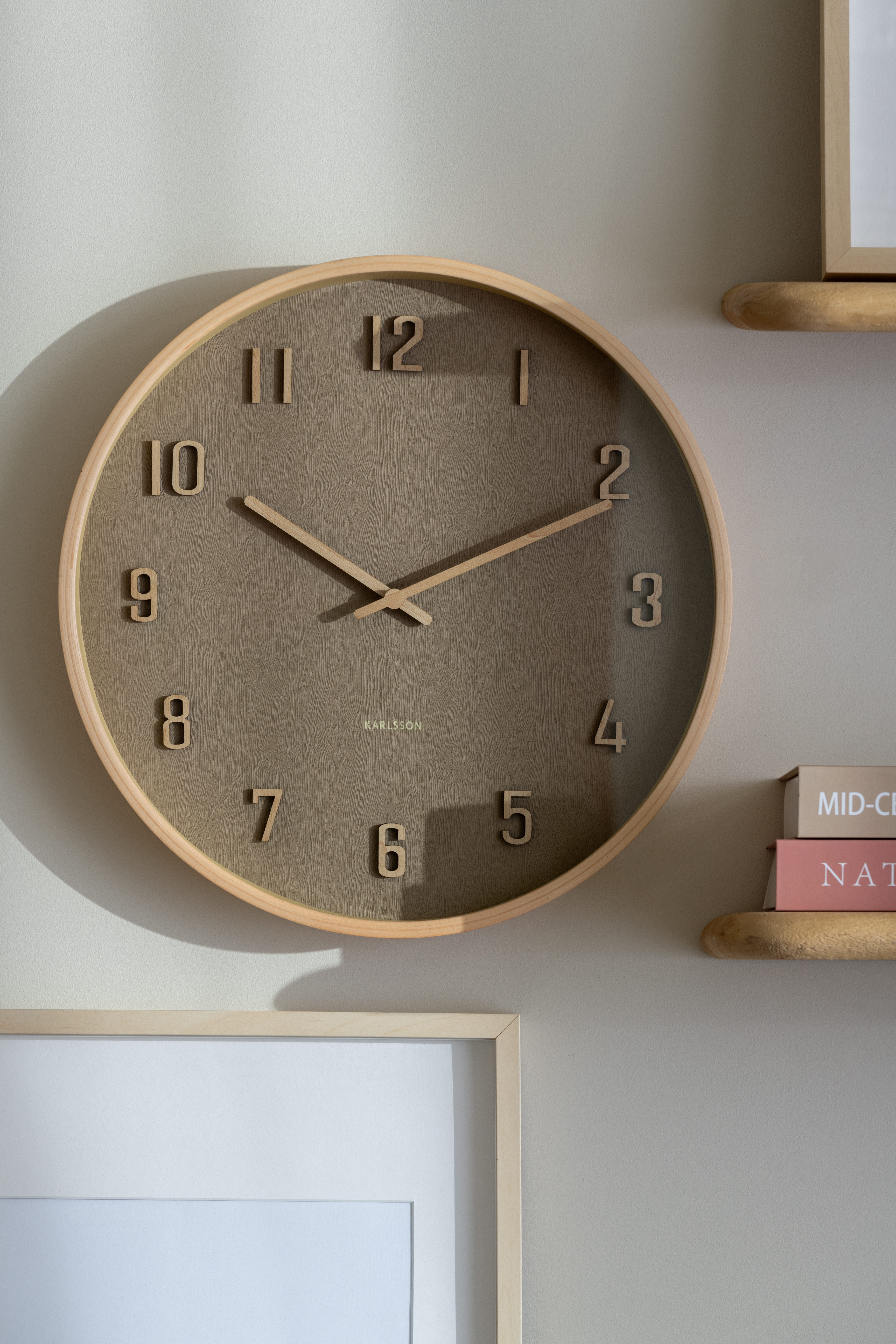 Horloge murale ronde en noir et bois de tilleul naturel, chiffres en relief