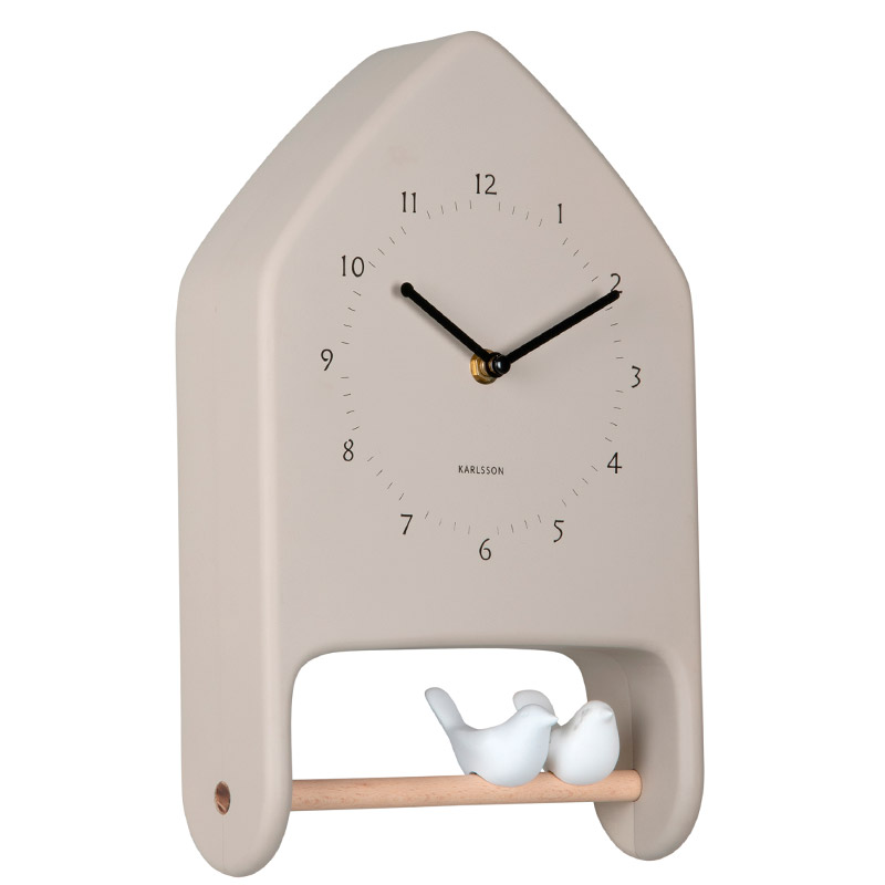 Horloge murale forme maison beige avec 2 oiseaux sur un perchoir en bois