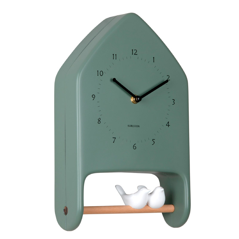 Horloge murale forme maison beige avec 2 oiseaux sur un perchoir en bois