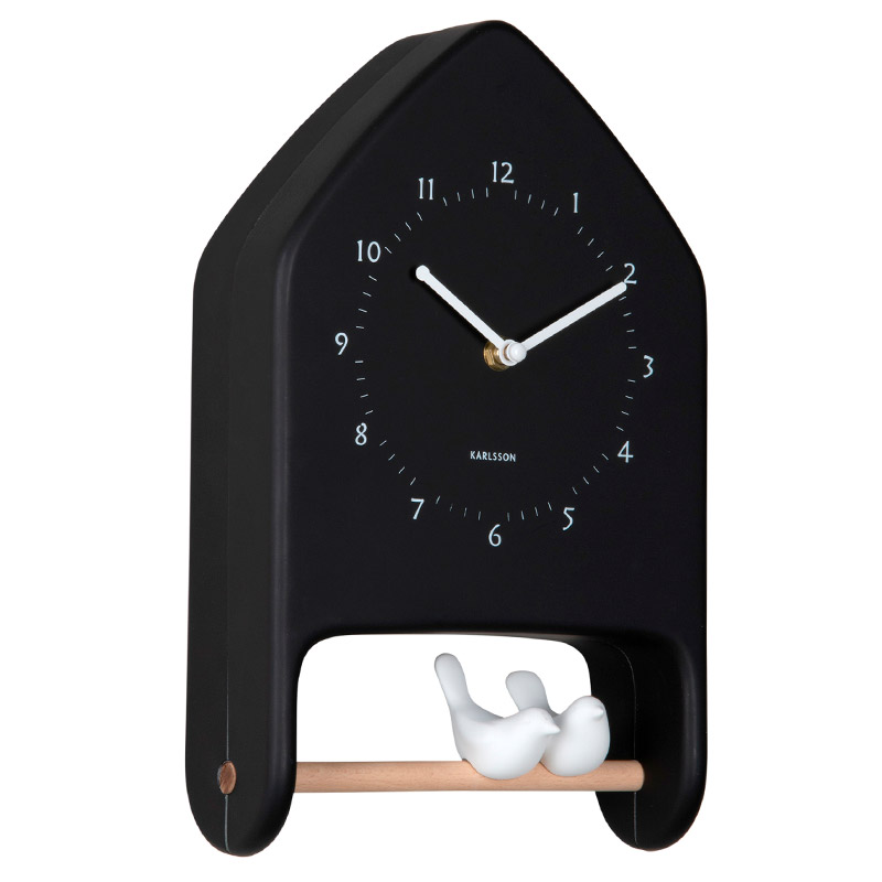 Horloge murale forme maison beige avec 2 oiseaux sur un perchoir en bois