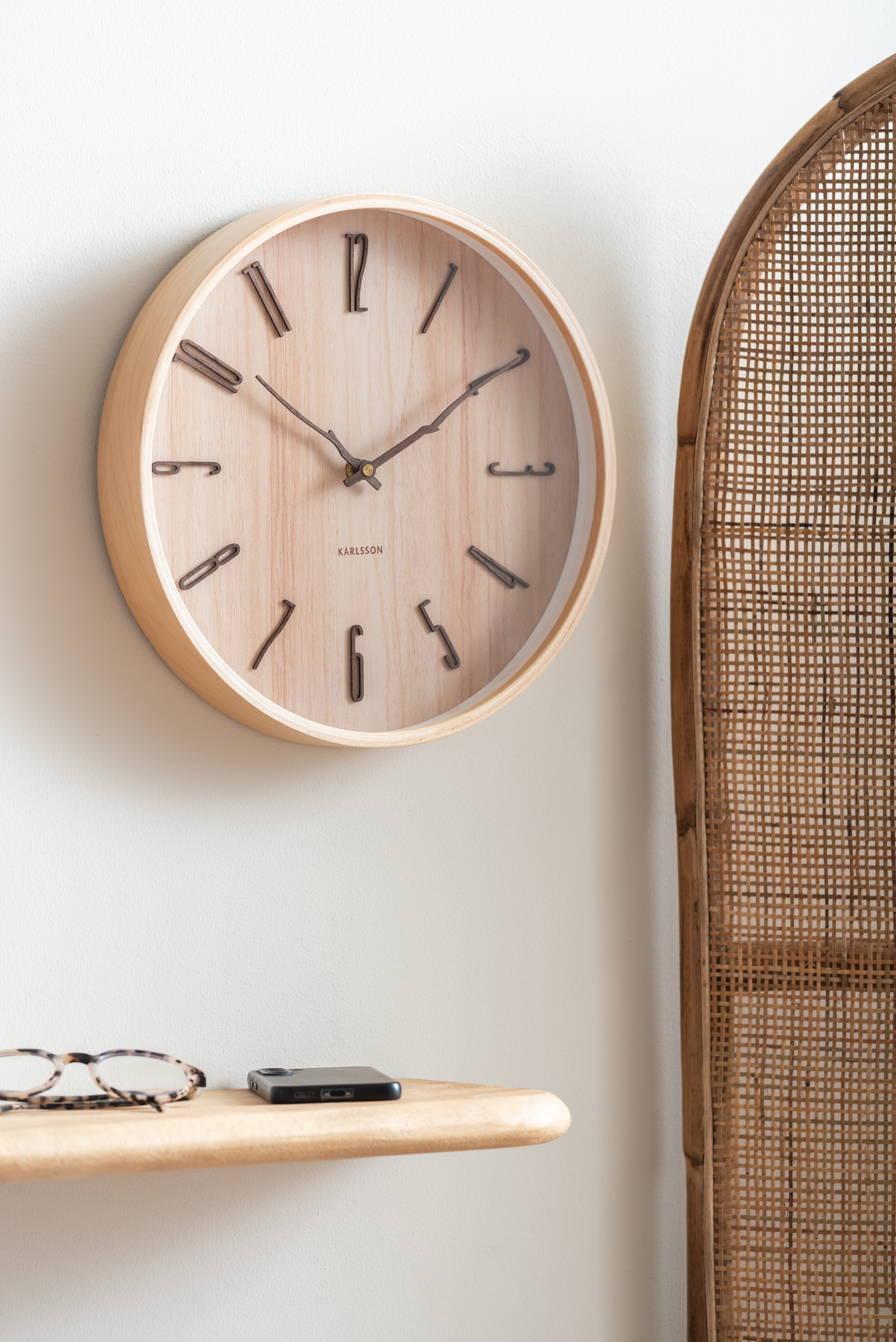 Horloge murale ronde placage en bois clair, aiguilles en forme de branche