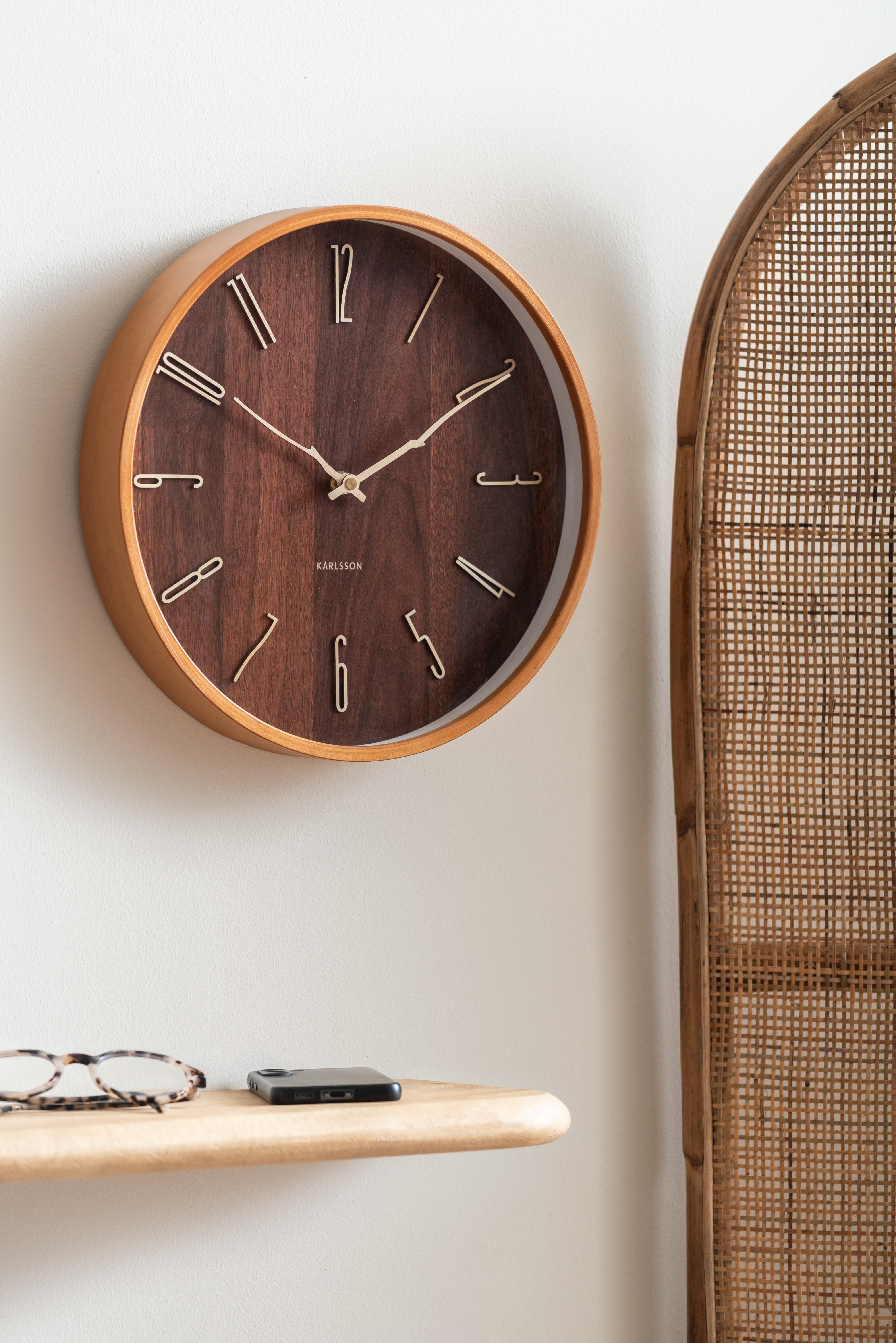 Horloge murale ronde placage en bois clair, aiguilles en forme de branche