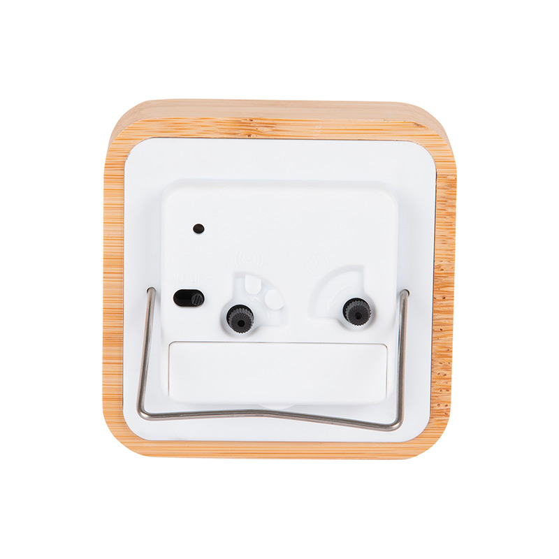 Réveil carré en bambou blanc sur pied incliné