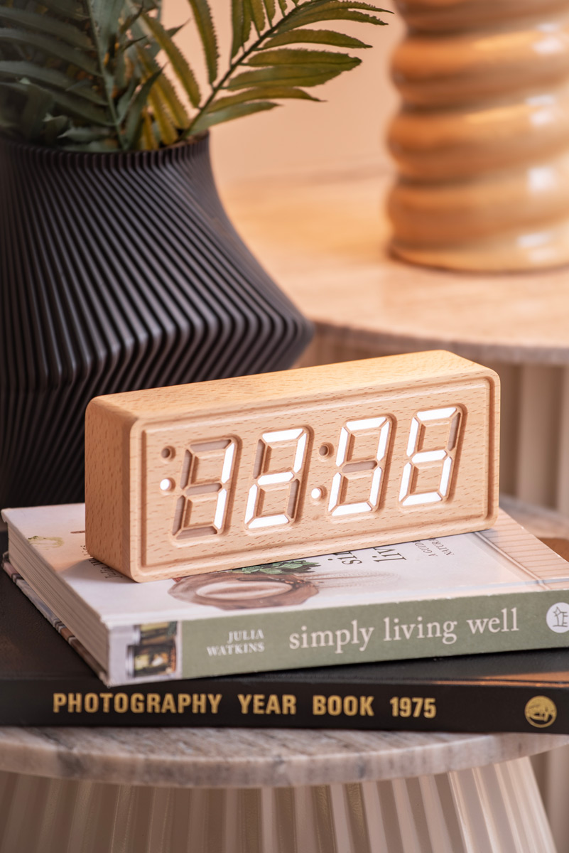 Réveil rectangulaire en bois de sapin, couleur bois foncé