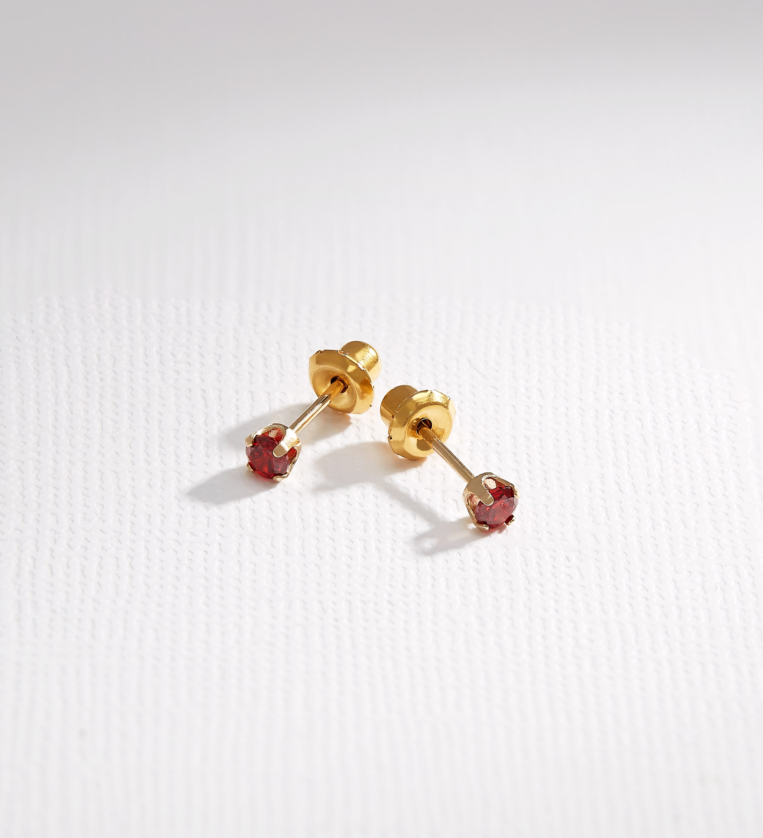 Perçage d'oreilles Inverness Janvier en acier doré à l'or fin orné de cristaux rouge grenat