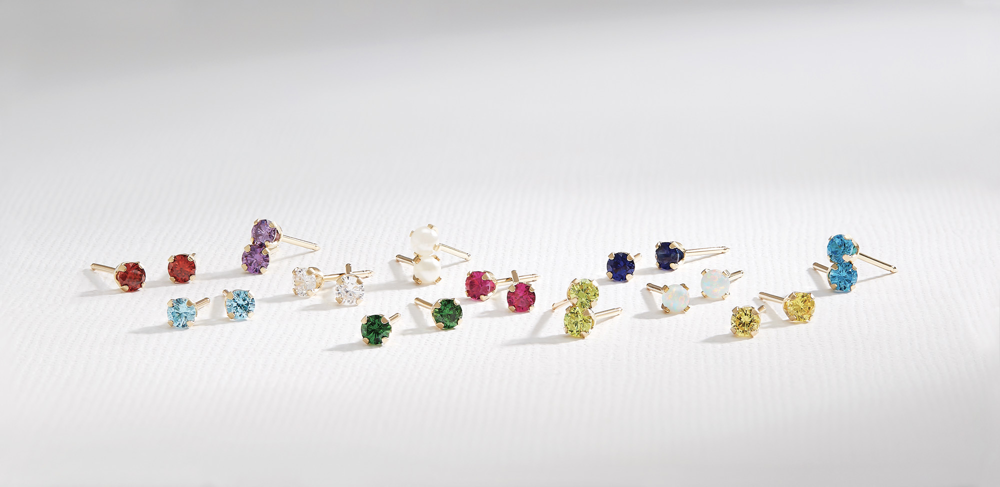 Perçage d'oreilles Inverness Janvier en acier doré à l'or fin orné de cristaux rouge grenat