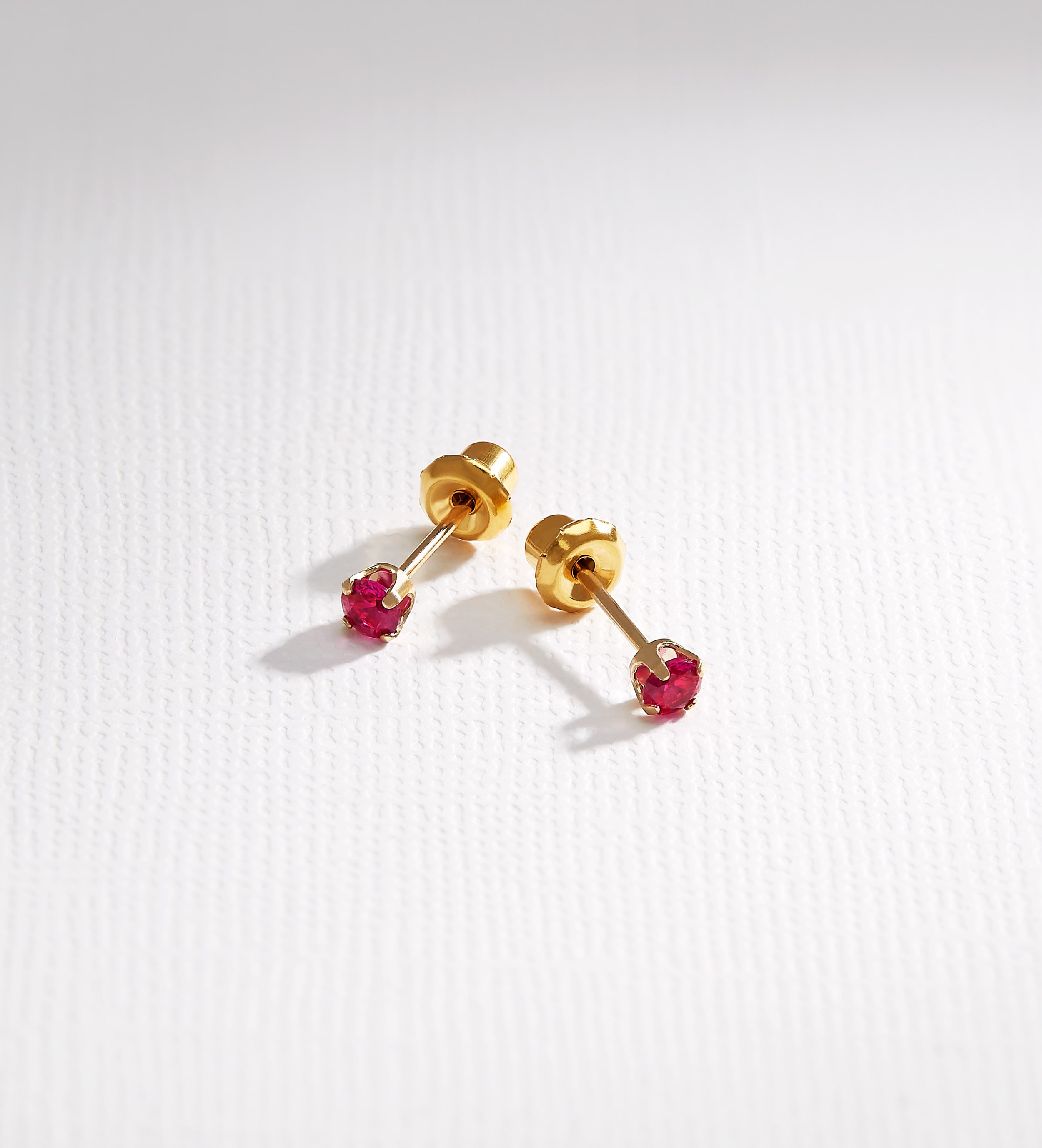 Perçage d'oreilles Inverness Janvier en acier doré à l'or fin orné de cristaux rouge grenat