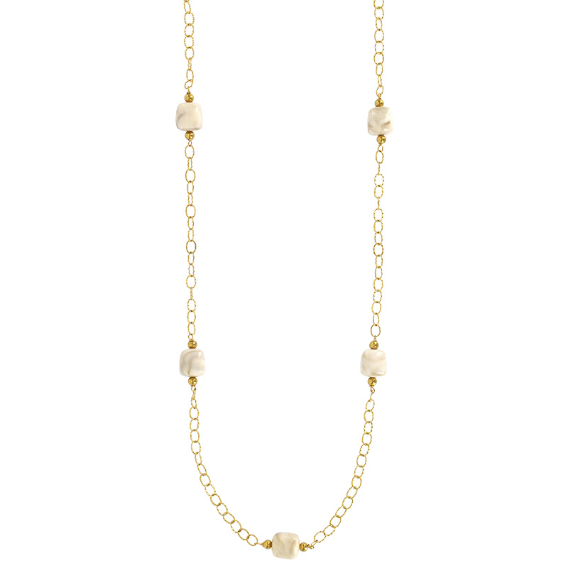 Sautoir orné de cubes en résine beige et boules dorées et maille rondes en acier doré