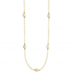 Sautoir orné de cubes en résine beige et boules dorées et maille rondes en acier doré