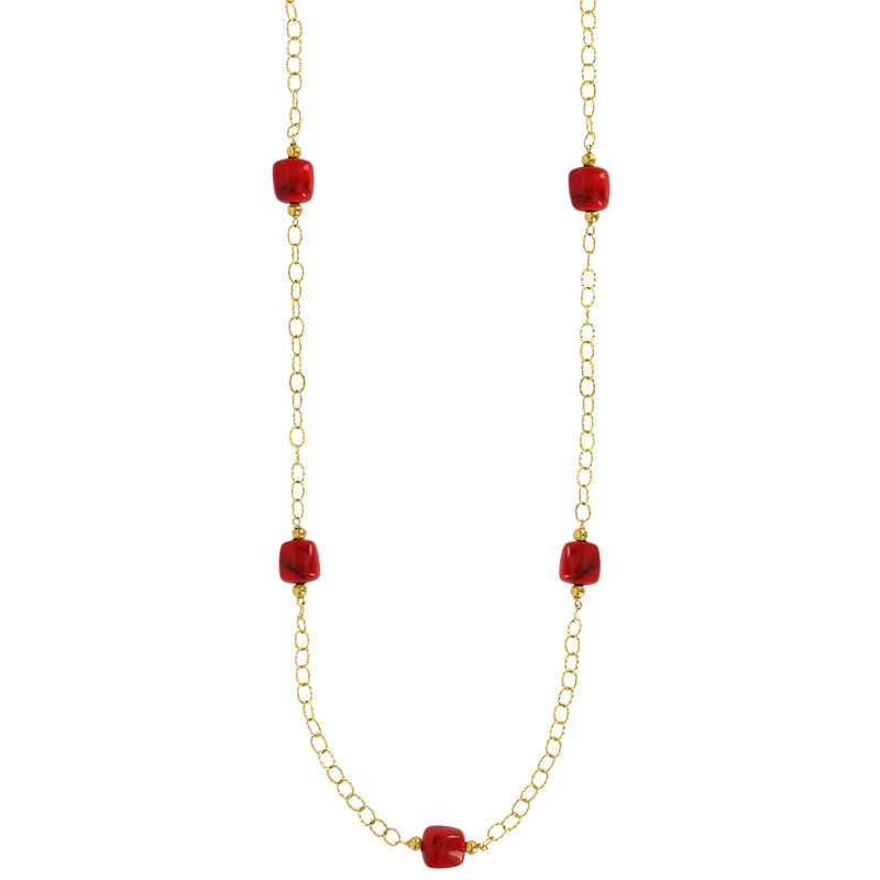 Sautoir orné de cubes en résine rouge et boules dorées et maille rondes en acier doré