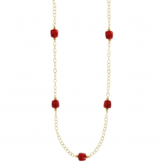 Sautoir orné de cubes en résine rouge et boules dorées et maille rondes en acier doré