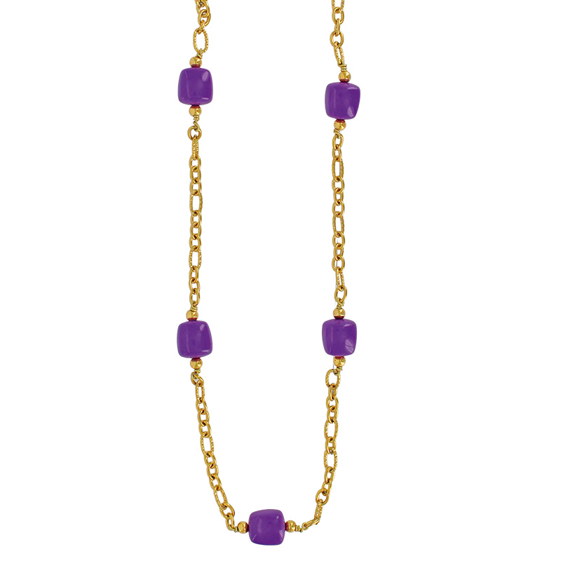Sautoir orné de cubes en résine violette et boules dorées et maille rondes en acier doré