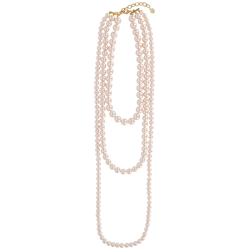 Sautoir 3 rangs orné de perles de Majorque rose, fermoir en laiton doré